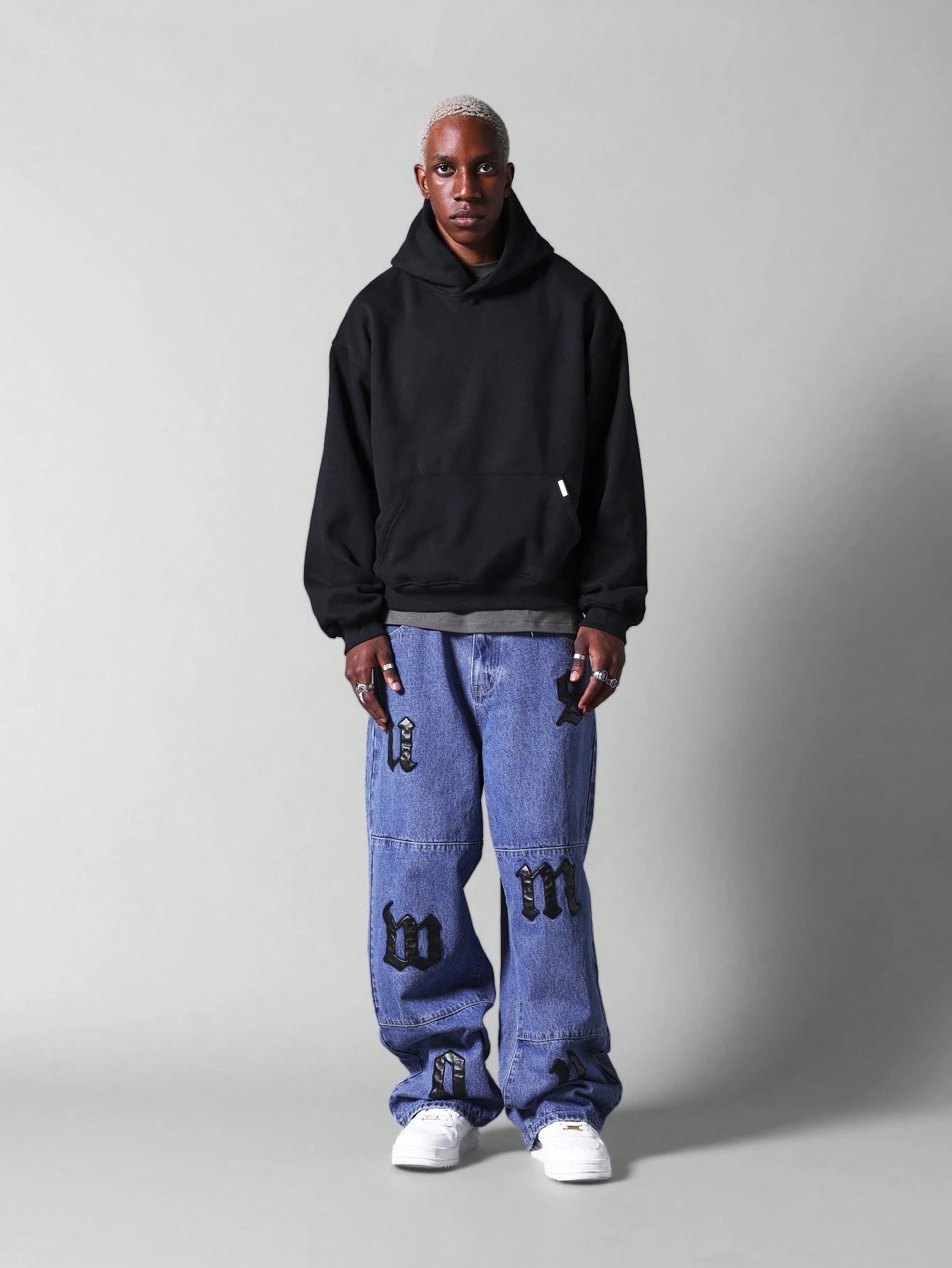 Calça Jeans Folgada Com Distintivos