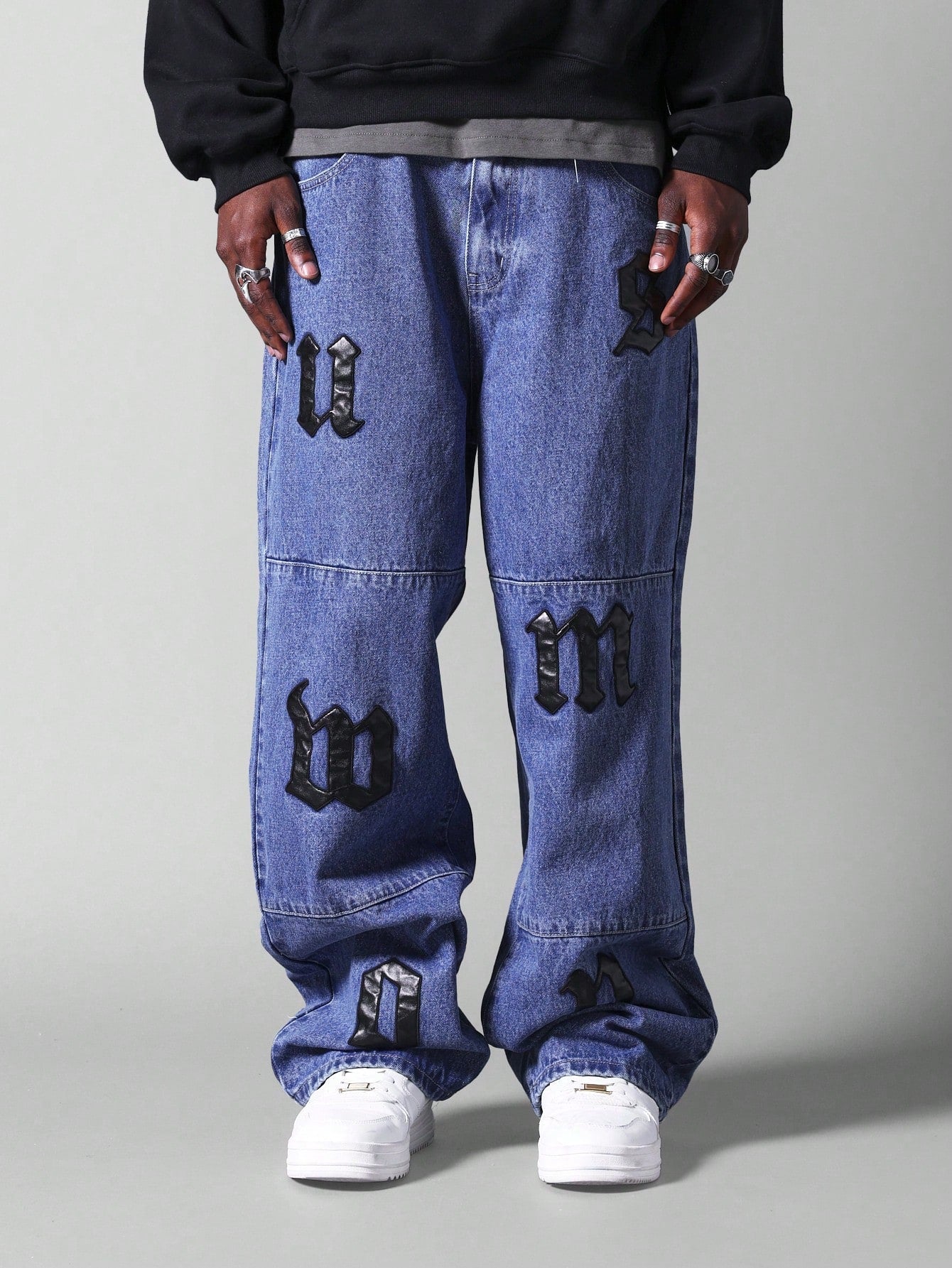 Calça Jeans Folgada Com Distintivos