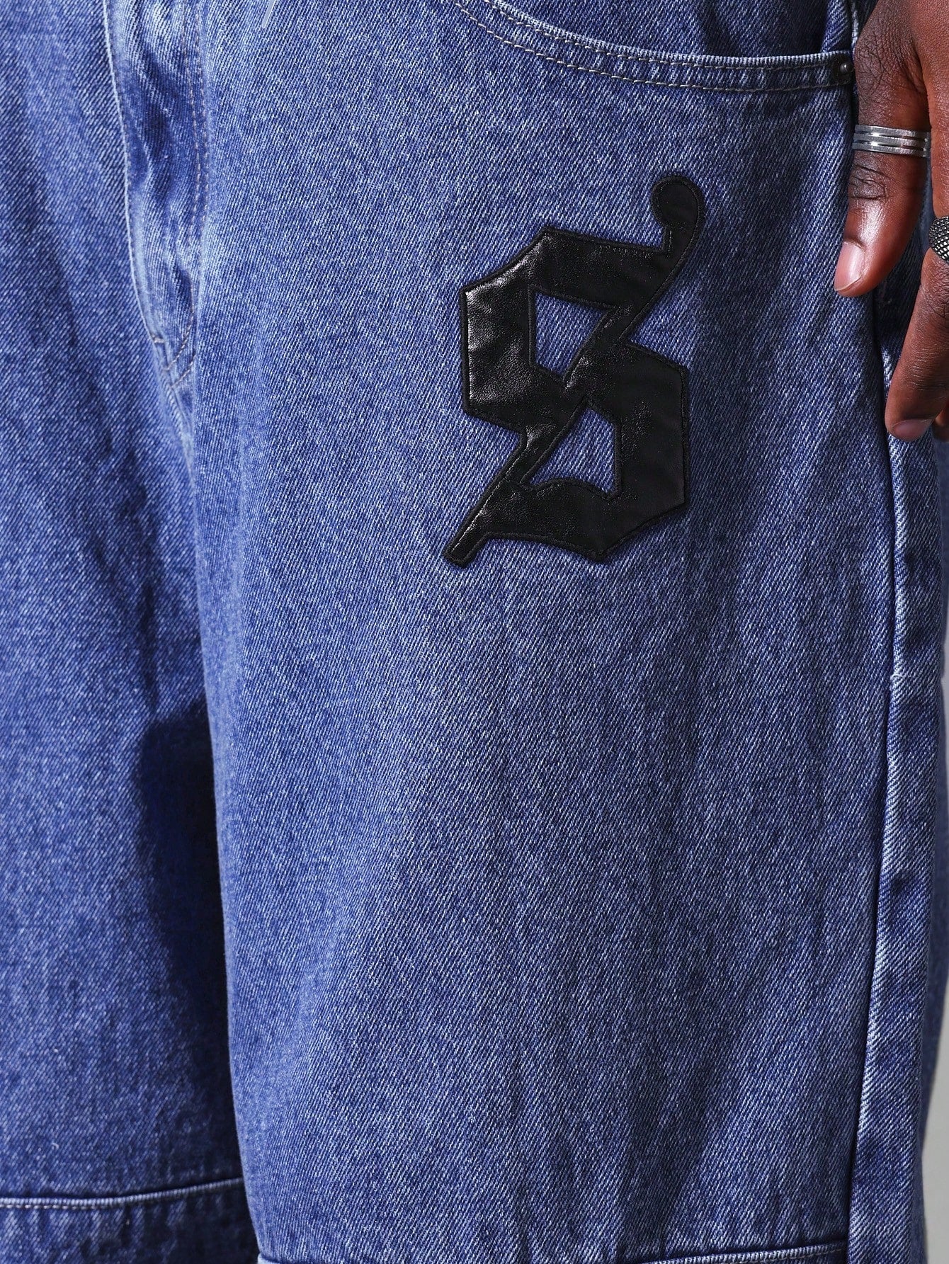 Calça Jeans Folgada Com Distintivos